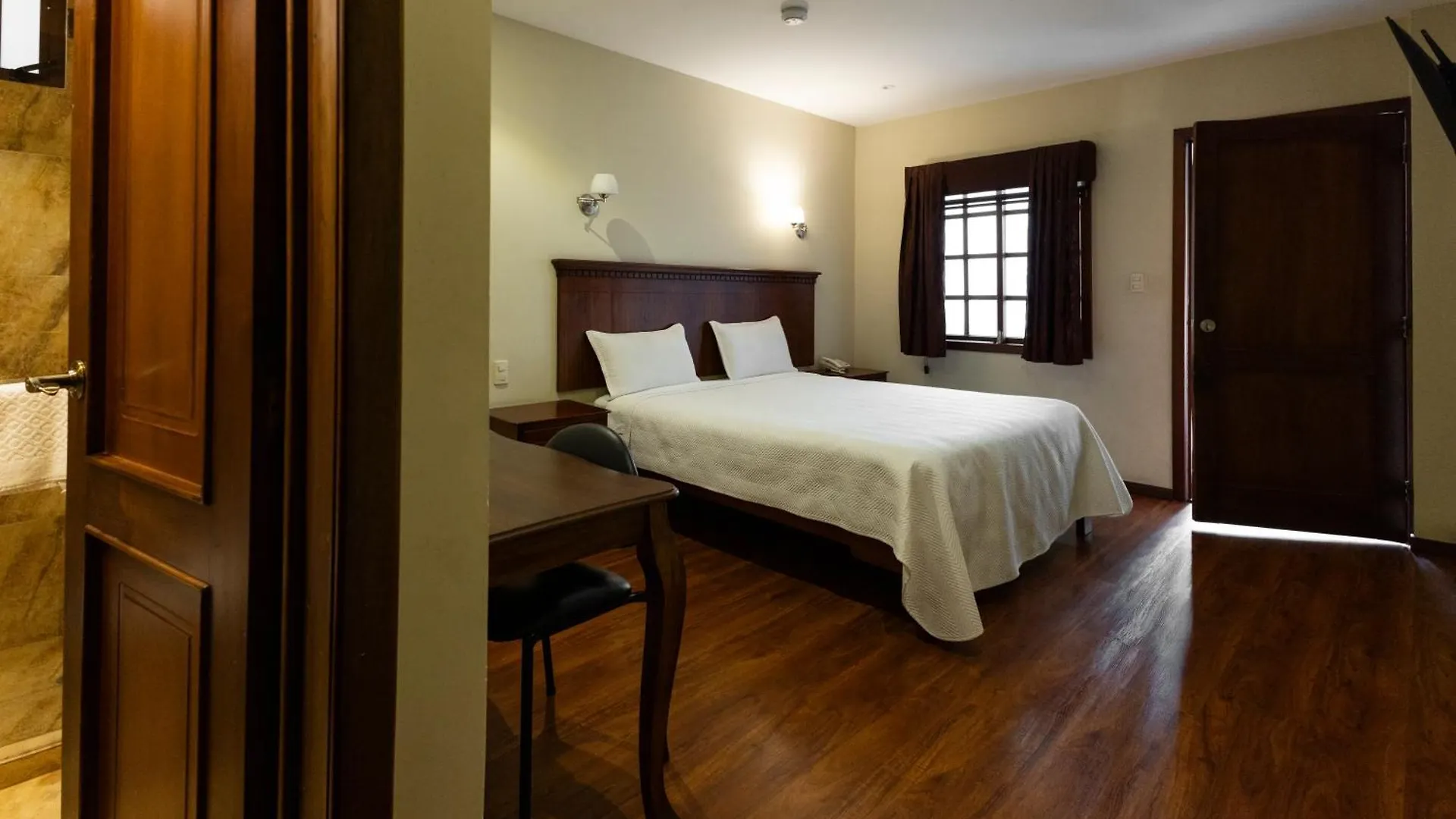 Hotel & Suites El Quijote 昆卡