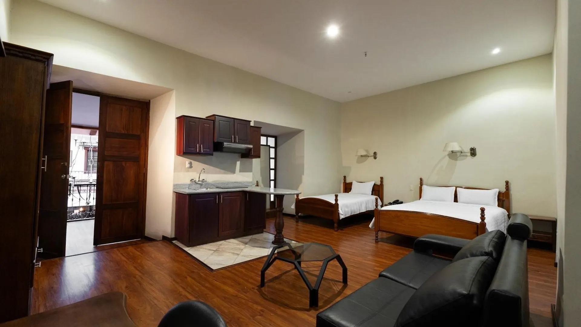 Hotel & Suites El Quijote 昆卡