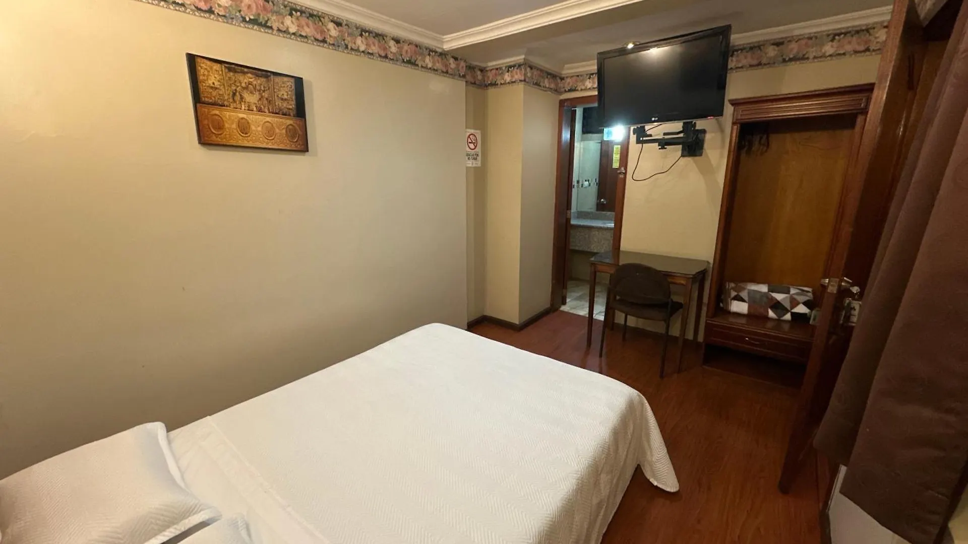 Hotel & Suites El Quijote 昆卡 3*,  厄瓜多尔