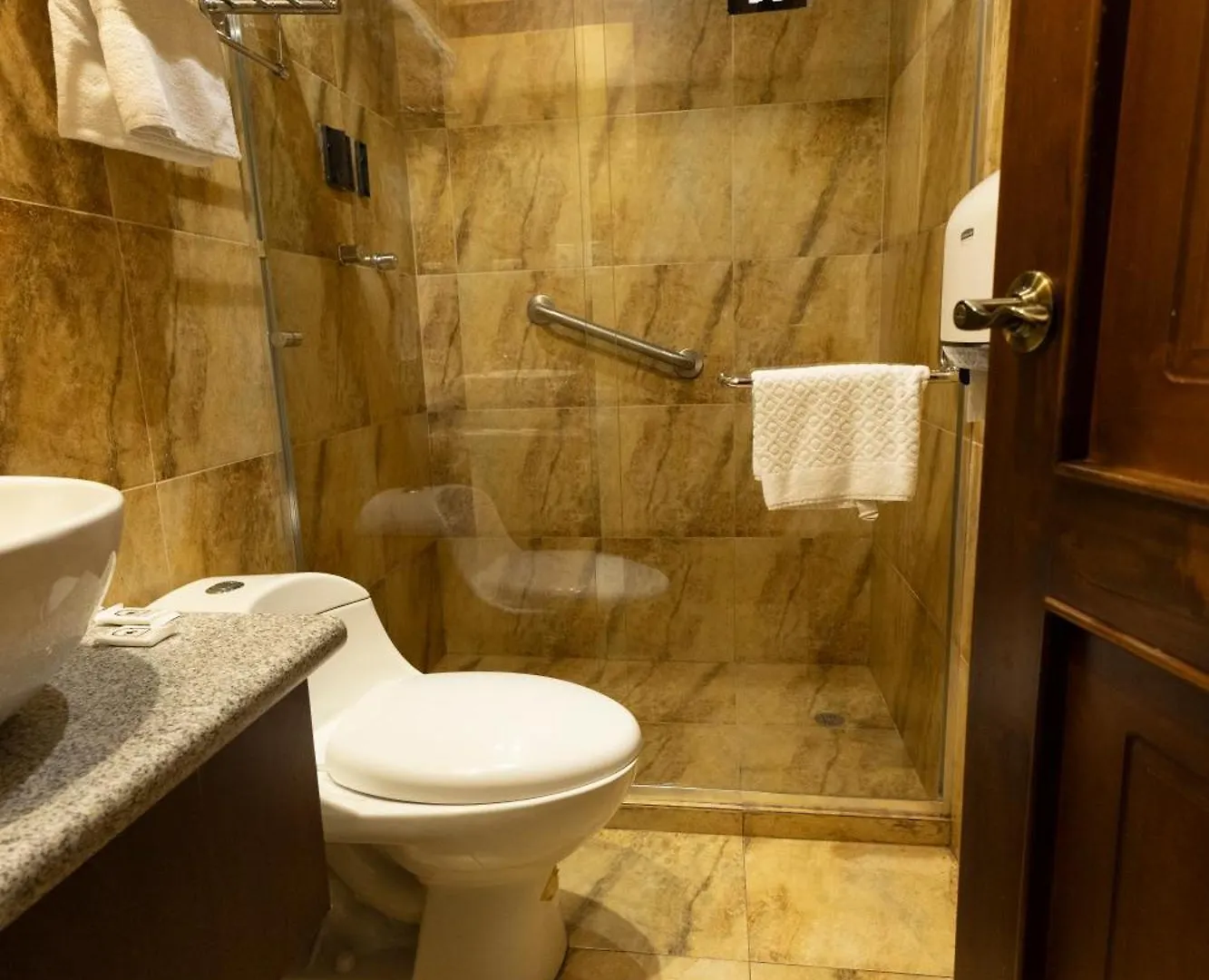 ***  Hotel & Suites El Quijote 昆卡 厄瓜多尔