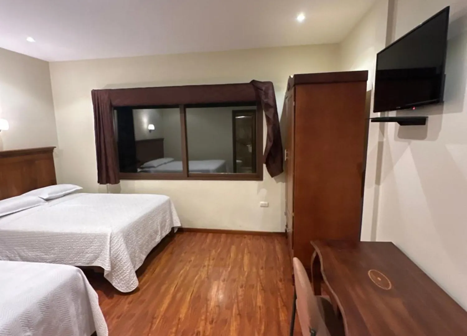 Hotel & Suites El Quijote 昆卡