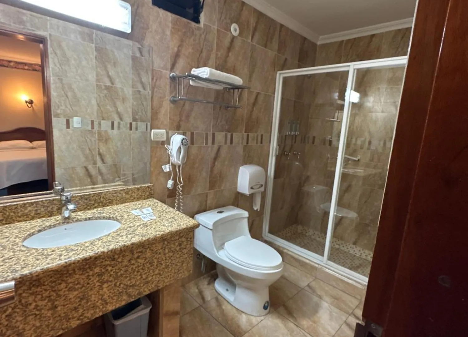 Hotel & Suites El Quijote 昆卡