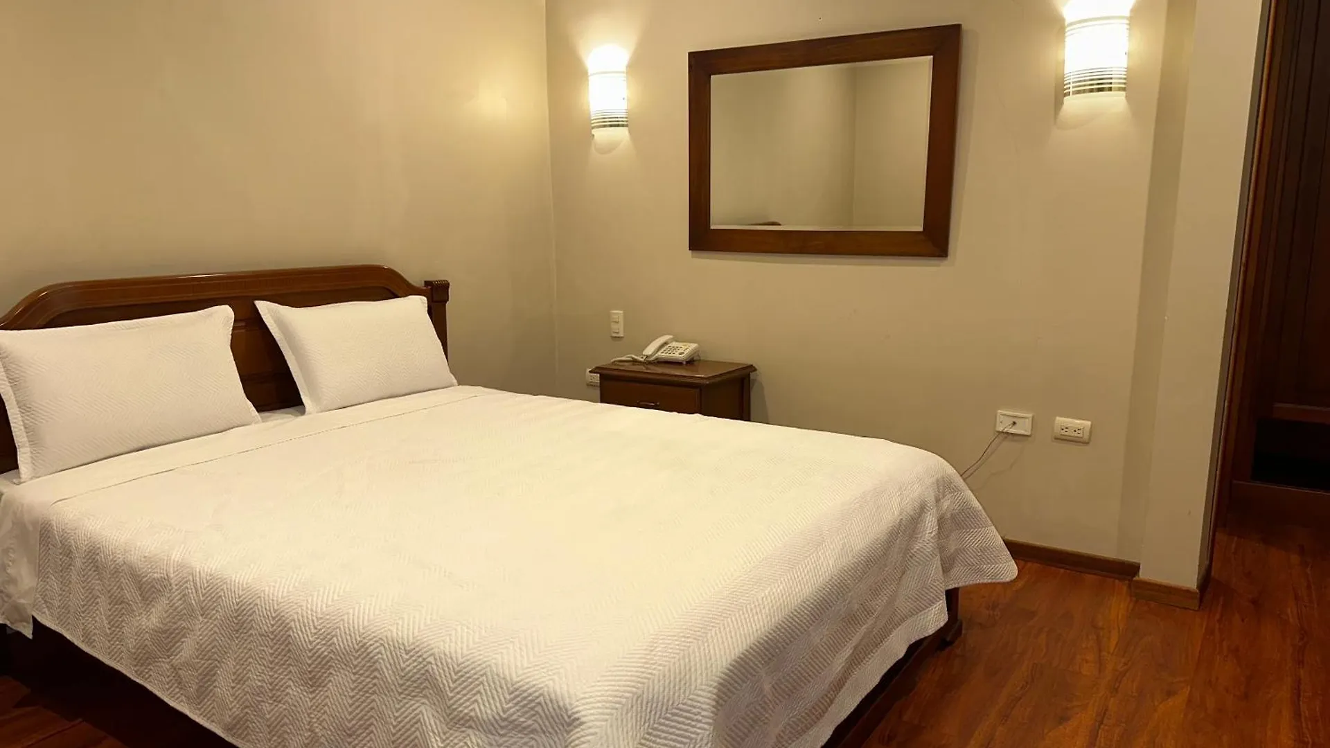 Hotel & Suites El Quijote Cuenca 3*,  Ecuador